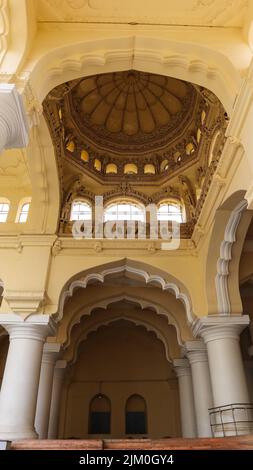 Innenraum und Decke des Thirumalai Nayakkar Palastes, erbaut im 17.. Jahrhundert von König Tirumala Nayaka, Madurai, Tamilnadu, Indien. Stockfoto