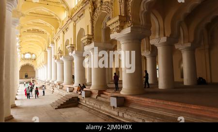 Korridor mit weißen Bogensäulen und Deckendetails des Thirumalai Nayakkar Palace, erbaut im 17.. Jahrhundert von König Tirumala Nayaka, Madurai, Tamilna Stockfoto