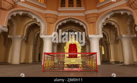 Hauptthron des Königs im Thirumalai Nayakkar Palast, erbaut im 17.. Jahrhundert von König Tirumala Nayaka, Madurai, Tamilnadu, Indien. Stockfoto