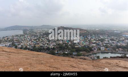 Stadtansicht von Madurai vom Thiruparankundram Rock Hill, Madurai, Tamilnadu, Indien. Stockfoto