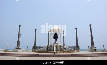 Statue von Mahatma Gandhi auf der Küstenlinie von Pondicherry, jetzt bekannt als Puducherry, Tamilnadu, Indien. Stockfoto