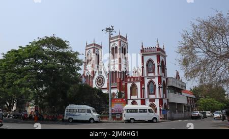 Blick auf die Basilika des Heiligen Herzens Jesu, erbaut 1907, Pondicherry oder Puducherry, Indien. Stockfoto