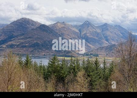 Eine wunderschöne Aussicht auf die Berge der fünf Schwestern von Kintail in der Gegend von Loch Duich, Schottische Highlands Stockfoto