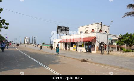 Le Cafe, berühmtes französisches Cafe an der Küstenlinie von Pondicherry, jetzt bekannt als Puducherry, Indien. Stockfoto