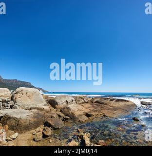 Felsige Küste der Camps Bay, Western Cape. Meerblick - Camps Bay, Table Mountain National Park, Kapstadt, Südafrika. Stockfoto