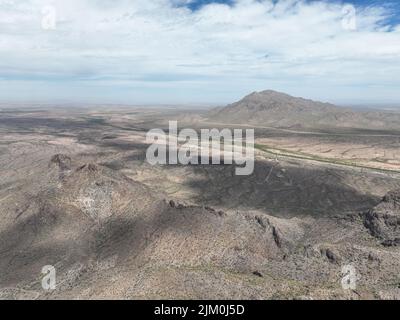 Eine Luftaufnahme der verlassenen Bergkette in Arizona Stockfoto