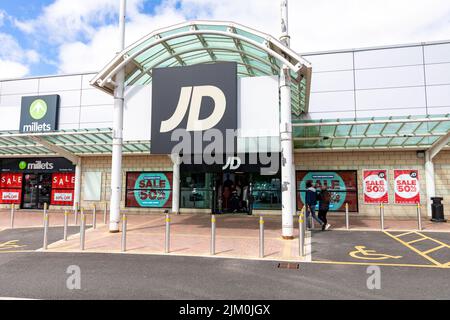 JD Sportgeschäft in Bury, Manchester, wo auch JD ansässig ist, Verkauf läuft und in Millets nebenan, England, Großbritannien, Sommer 2022 Stockfoto