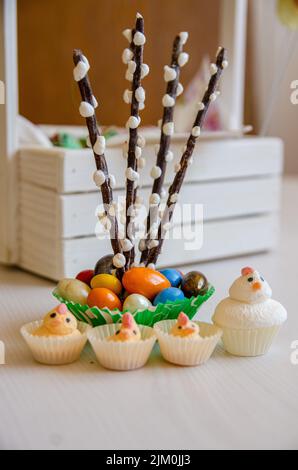 Vertikale Aufnahme von bunten Eierdekorationen und Cupcakes für Ostern Stockfoto