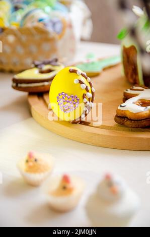 Vertikale Aufnahme von dekorierten Osterkeks Stockfoto