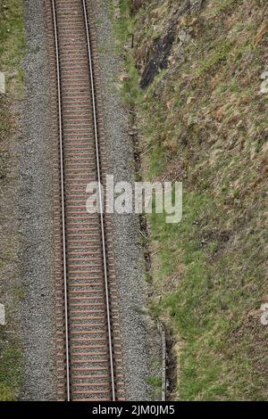 Eine vertikale Aufnahme von Eisenbahnschienen in Monreal in der Eifel Stockfoto