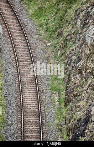 Eine vertikale Aufnahme von Eisenbahnschienen in Monreal in der Eifel Stockfoto