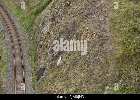 Eine Luftaufnahme der Bahnschienen in Monreal in der Eifel Stockfoto