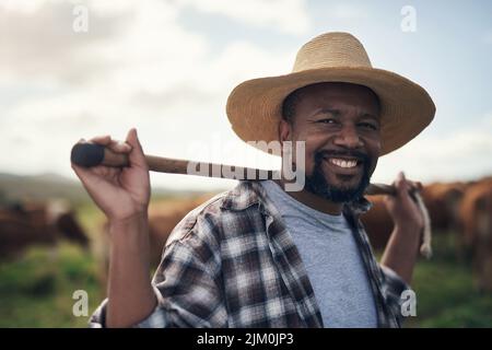 Ich bin nicht glücklich, bis meine Herde glücklich ist. Ein reifer Mann, der auf einem Bauernhof arbeitet. Stockfoto