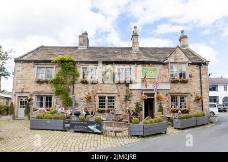 Waddington Dorf in Lancashire , Lower Buck Inn öffentlichen Haus Pub, an einem Sommertag im Jahr 2022, England, UK Kunden essen trinken draußen Stockfoto