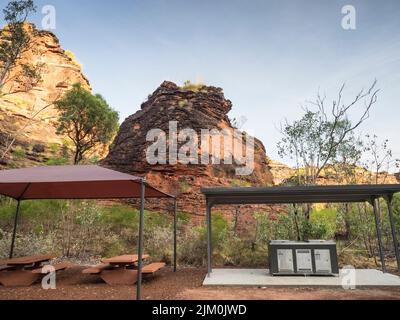 Picknickmöglichkeiten zwischen den sedimentären Karstfelsen aus Sandstein und Kongolmerat im Mirima National Park, East Kimberley Stockfoto