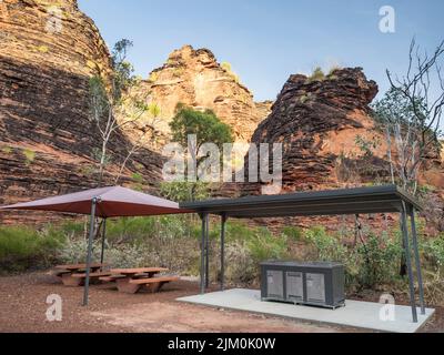 Picknickmöglichkeiten zwischen den sedimentären Karstfelsen aus Sandstein und Kongolmerat im Mirima National Park, East Kimberley Stockfoto