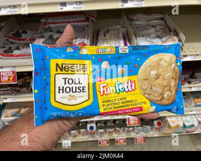 Augusta, GA USA - 04 15 22: Nestle-Häppchen in einem Einzelhandelsgeschäft Funfetti Stockfoto