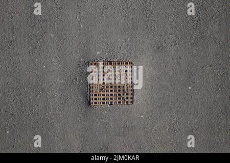 Ein Lüftungsloch an einer Wand in einer Straße Stockfoto