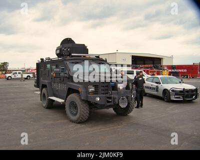 Tag der Streitkräfte in der Nähe von Gardner Kansas - Hubschrauber und Militärfahrzeuge - Armee, Luftwaffe, Marine, Johnson County Sheriff's Office Stockfoto