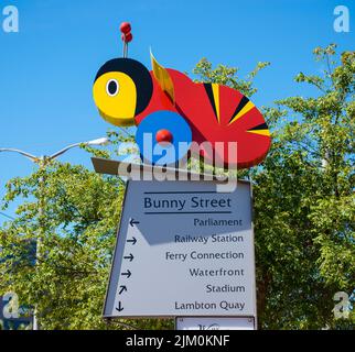 Bunte Straßenschilder mit Symbolen und Informationen in Wellington City, darunter die Buzzy Bee, der Zug und die Seilbahn Stockfoto