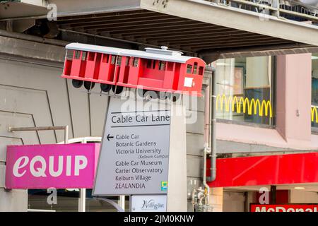 Bunte Straßenschilder mit Symbolen und Informationen in Wellington City, darunter die Buzzy Bee, der Zug und die Seilbahn Stockfoto