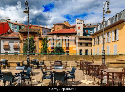 Tische in einem der vielen Cafés im Freien in Casco Viejo, der historischen Altstadt von Pamplona, Spanien, die für das Laufen der Bullen berühmt ist Stockfoto