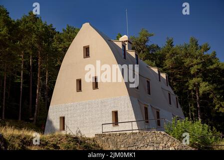 Chalet entworfen von Gaudí im Catllaràs Gebirge (Berguedà, Barcelona, Katalonien, Spanien) ESP: Chalet diseñado por Gaudí en la Pobla de Lillet Stockfoto