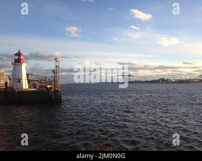 Der Saint John Coast Guard Base Lighthouse in Saint John Harbour vor einem blau bewölkten Himmel Stockfoto