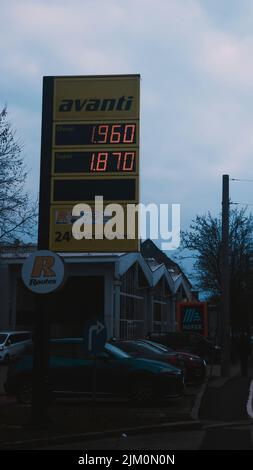 So viel teurer war Benzin im März 2022 in Österreich Stockfoto