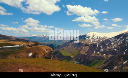 Blick auf Gudauri und die schönen Kaukasusberge im Sommer. Hochwertige Fotos Stockfoto