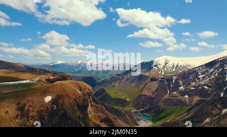 Atemberaubende Drohnenaufnahme der Caucaus-Berge in der Nähe von Gudauri, Georgia. Hochwertige Fotos Stockfoto