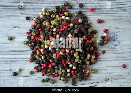 Fünf Arten von Pfeffer aus der Nähe (Piper nigrum) Stockfoto