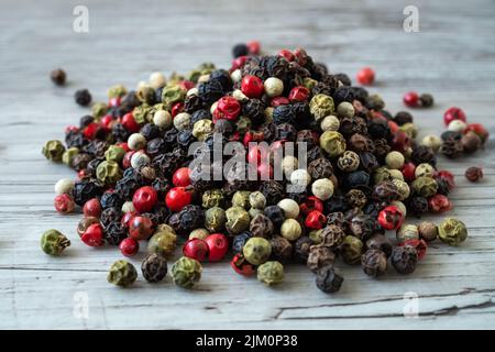 Fünf Arten von Pfeffer aus der Nähe (Piper nigrum) Stockfoto