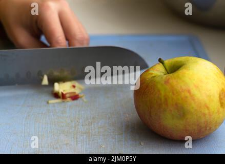 Ein Nahaufnahme schneiden Apfel auf einem Schneidebrett Stockfoto