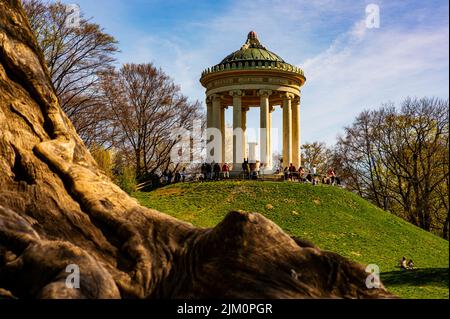 Das Monopteros ist ein berühmtes historisches Gebäude im Englischen Garten von München, Bayern, Deutschland Stockfoto