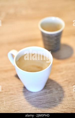 Die Tassen Kaffee für zwei - die morgendliche Routine Stockfoto