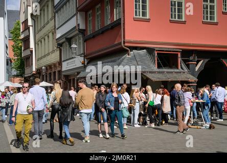 Passanten, Neues rotes Haus, Markt, Altstadt, Frankfurt am Main, Hessen, Deutschland Stockfoto