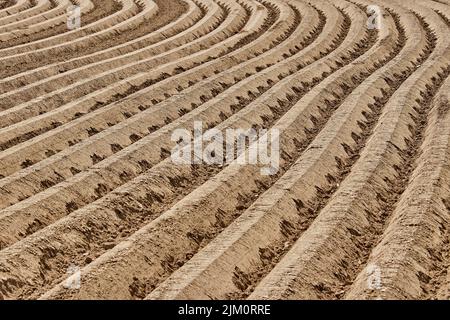 Das gepflügte Feld in Geilenkirchen, Deutschland - Farmlandschaft Stockfoto