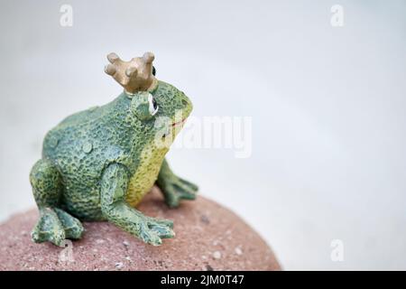 Die Statue des Frosches wartet auf den Kuss, um den Prinzen zu drehen, Kunstskulptur Stockfoto