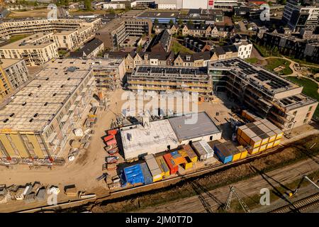 Helle Luftaufnahme der Baustelle in Zutphen von Immobilien-Investitionen und sozialen Wohnungsmarkt kollektives Bauprojekt. Stockfoto