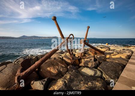 Die alten rostigen Anker an der Küste in St. Tropez, Frankreich Stockfoto