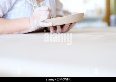 Töpferei Handwerk Hobby malen handgemachte Tonplatte Stockfoto