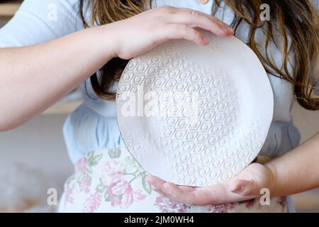 Töpferkurse Handwerk Workshop zeigen Geschirr Teller Stockfoto