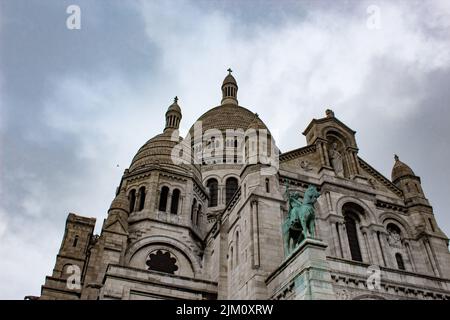 Nahaufnahme einer Kathedrale von Sacre Coeur in Paris unter dem teilweise bewölkten Himmel Stockfoto