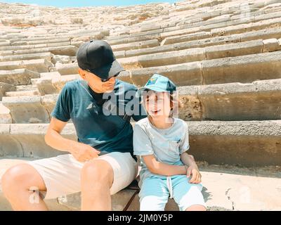 Der junge Vater Vater und sein Schuljunge Sohn Touristen besuchen alte antike kolosseum Amphitheater Ruinen an heißen Sommertagen Stockfoto