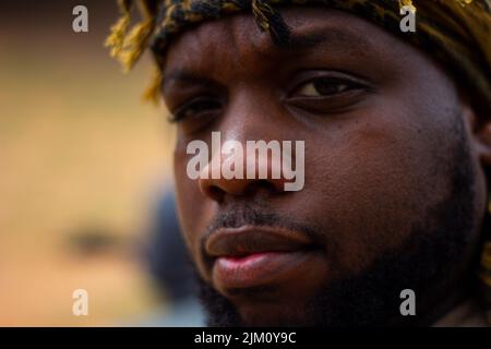 Ein Porträt eines jungen Afroamerikaners mit ernstem Gesichtsausdruck Stockfoto