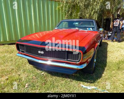 Chascomus, Argentinien - 9. Apr 2022: Der alte rote Sport Chevrolet Camaro SS 396 Coupé der ersten Generation Ende 1960s von GM auf dem Rasen geparkt. Klassischer Muskel Stockfoto