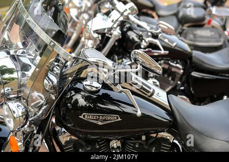 Ratzeburg, 31. Juli 2022: Harley Davidson Motorräder mit schwarz glänzendem Schmerz und Chrom, legendäres Fahrzeug mit Kultstatus, ausgewählter Fokus auf Stockfoto