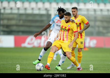 Der kamerunische Stürmer von SSC Napoli, Andre Zambo Anguissa, fordert den Ball mit dem spanischen Verteidiger von Girona, David Lopez, während des Freundschaftsspiels SSC Napoli Girona im Trainingslager der SSC Napoli 2022-23 in Castel di Sangro Stockfoto