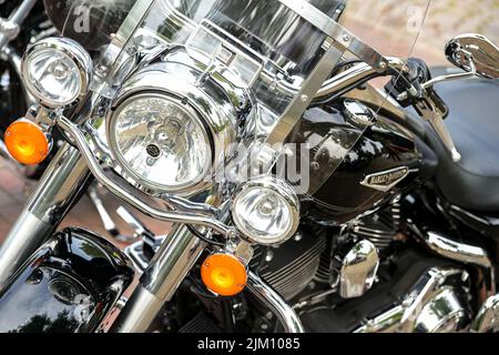 Ratzeburg, Deutschland, 31. Juli 2022: Teil eines Harley Davidson Motorrades von vorne mit Scheinwerfern, orangefarbenen Lampen und Chrom, ausgewählter Fokus, Narro Stockfoto